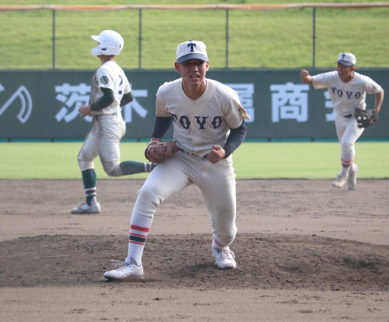 報徳学園対東洋大姫路　東洋大姫路の三上が試合を締めてガッツポーズをする（撮影・林亮佑）