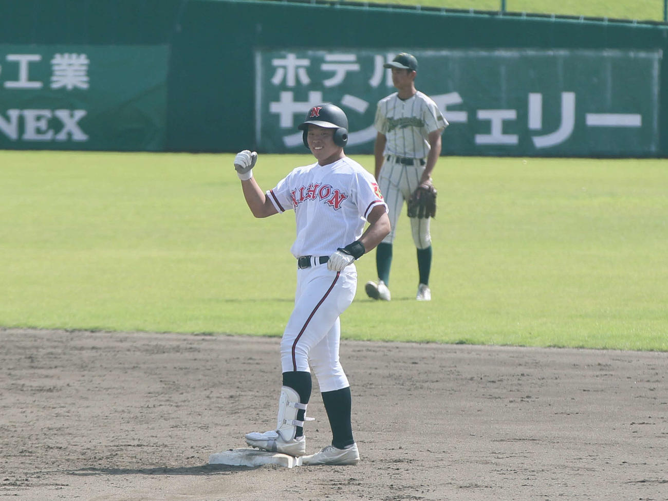 鶴岡東対日大山形　3回、適時二塁打を放ちがッズホーポーズをベンチに向ける日大山形・室井（撮影・高橋香奈）