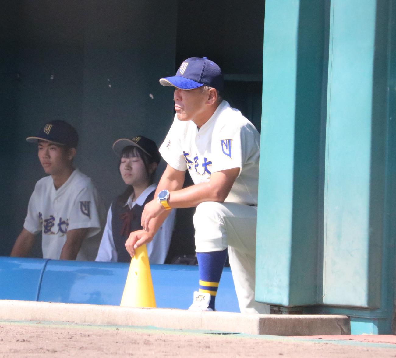 奈良大付対天理　奈良大付の田中監督がベンチから戦況を見守る（撮影・林亮佑）