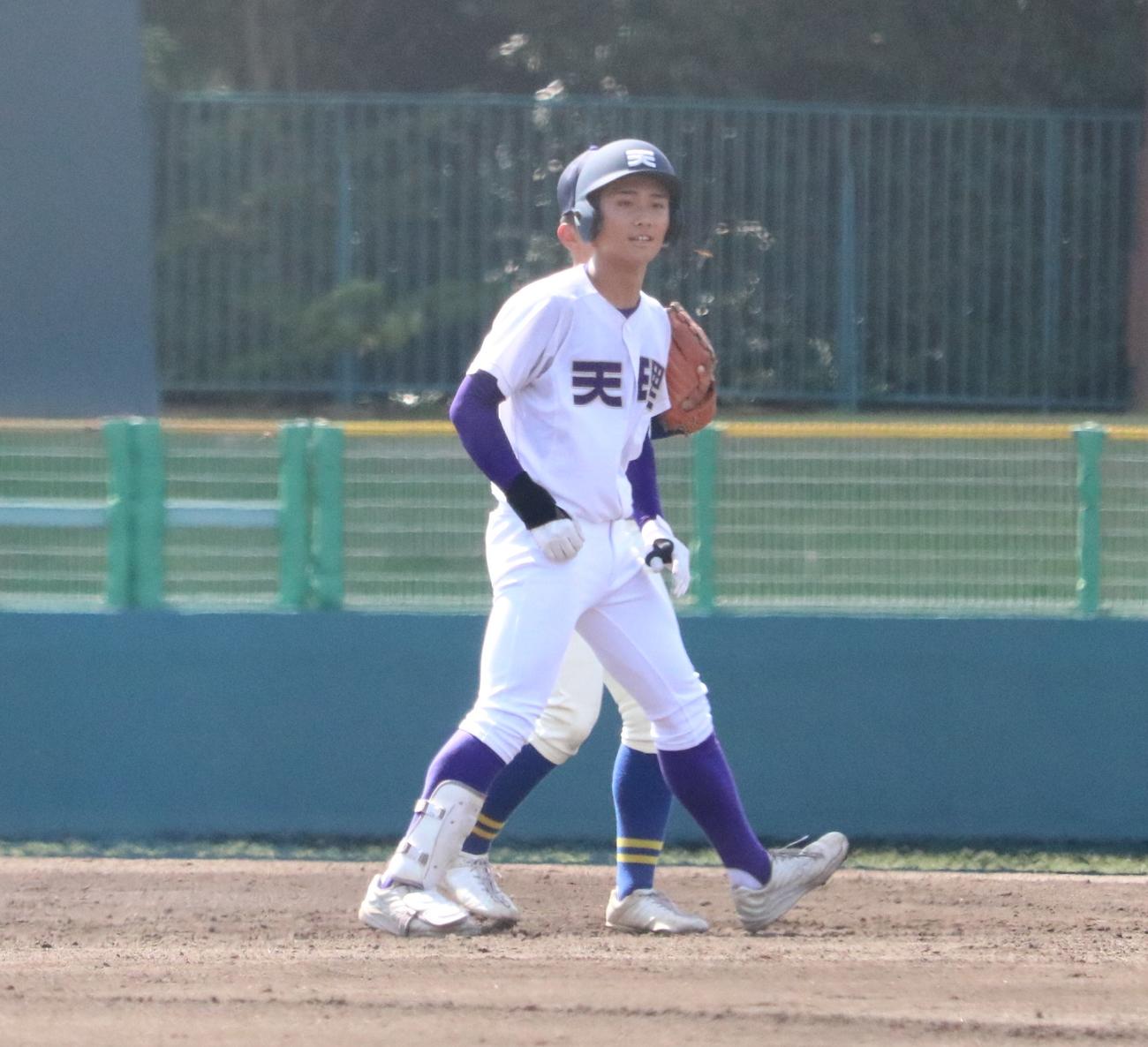 奈良大付対天理　3回裏、天理の前田が2点適時二塁打を放つ（撮影・林亮佑）