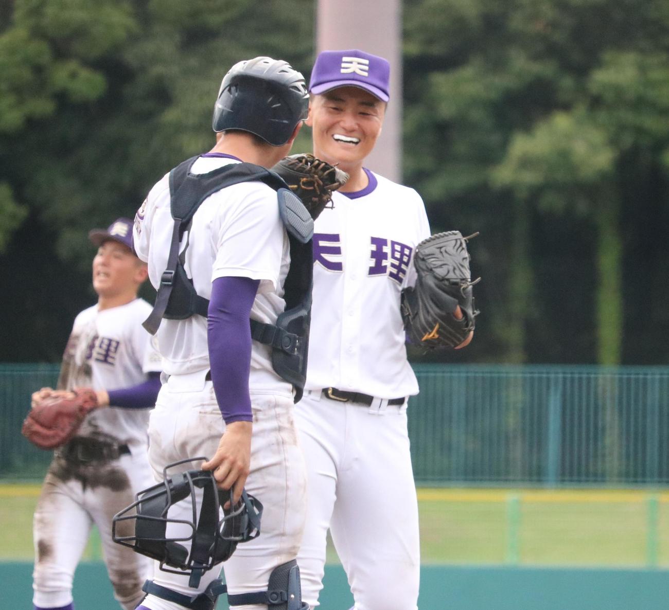 奈良大付対天理　天理の長尾が完投勝利を挙げて笑顔を見せる（撮影・林亮佑）