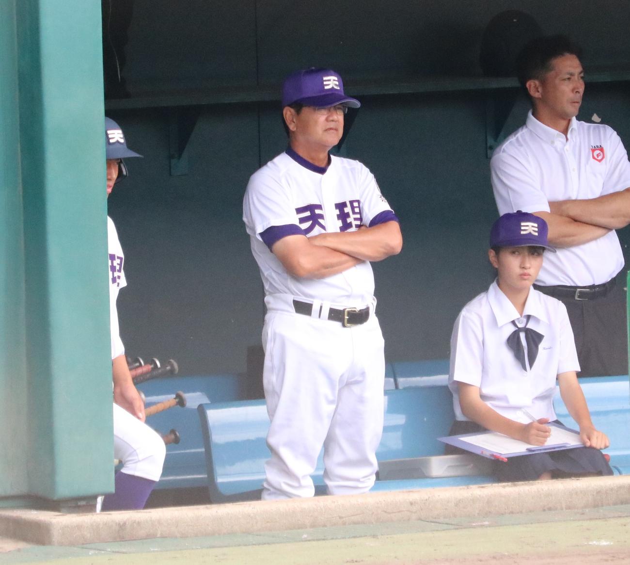 奈良大付対天理　天理の藤原監督がベンチから戦況を見守る（撮影・林亮佑）