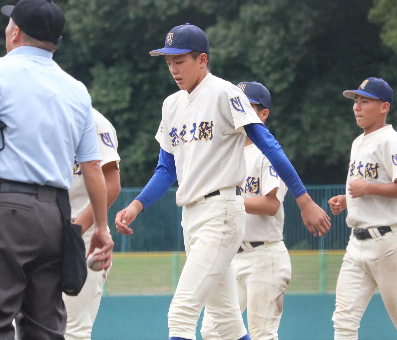 奈良大付対天理　奈良大付の新城が敗れて肩を落とす（撮影・林亮佑）
