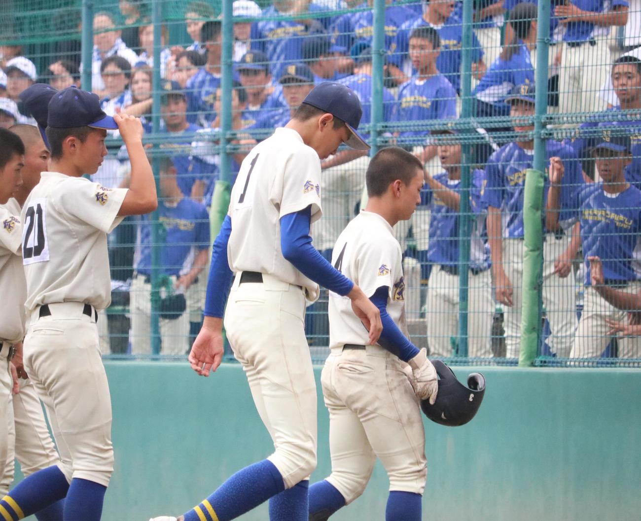 奈良大付対天理　奈良大付の新城らが引き上げる（撮影・林亮佑）