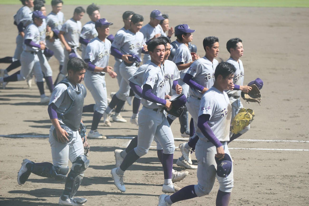 盛岡中央対花巻東　勝利しスタンドにあいさつに向かう花巻東ナイン（撮影・高橋香奈）