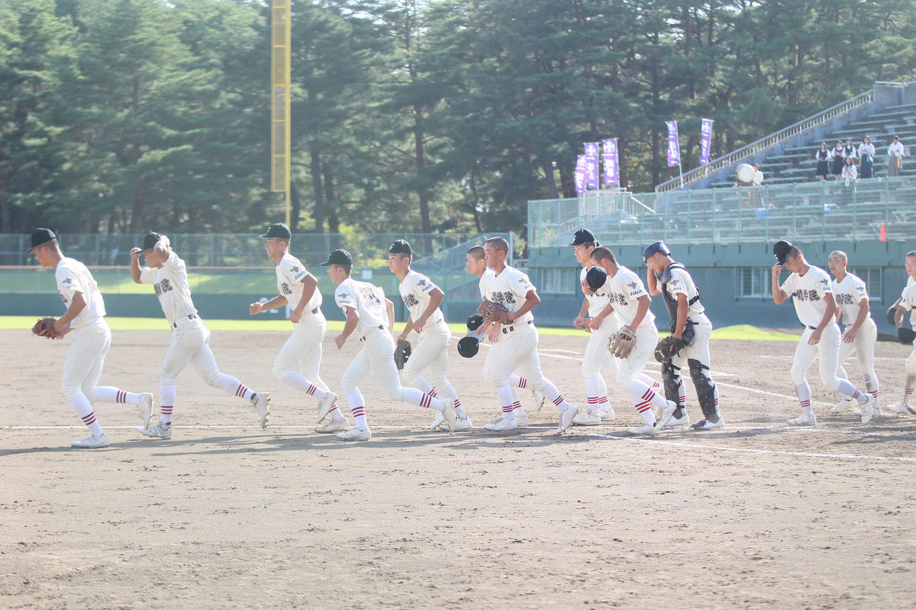 一関学院対一関一　勝利し整列に向かう一関学院ナイン（撮影・高橋香奈）