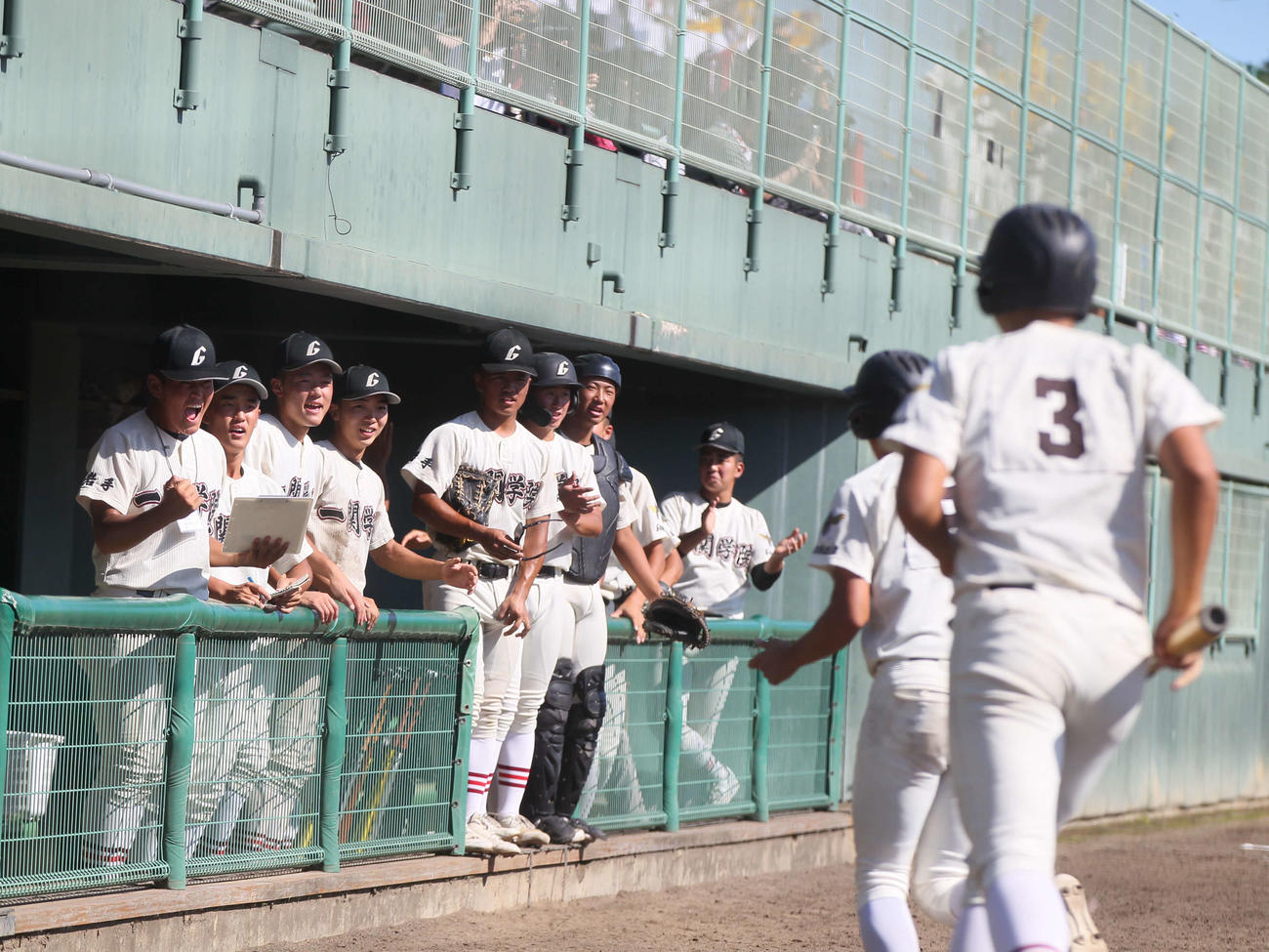一関学院対一関一　1回、一挙6点の猛攻にわくベンチ（撮影・高橋香奈）