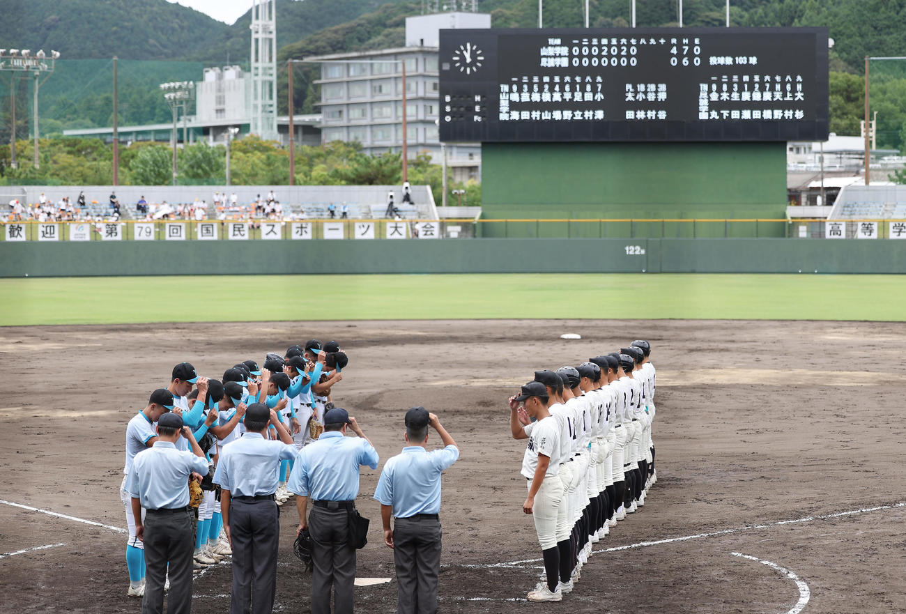 山梨学院対尽誠学園　山梨学院（左）が勝利し、あいさつを交わす両チームの選手たち（撮影・前田充）