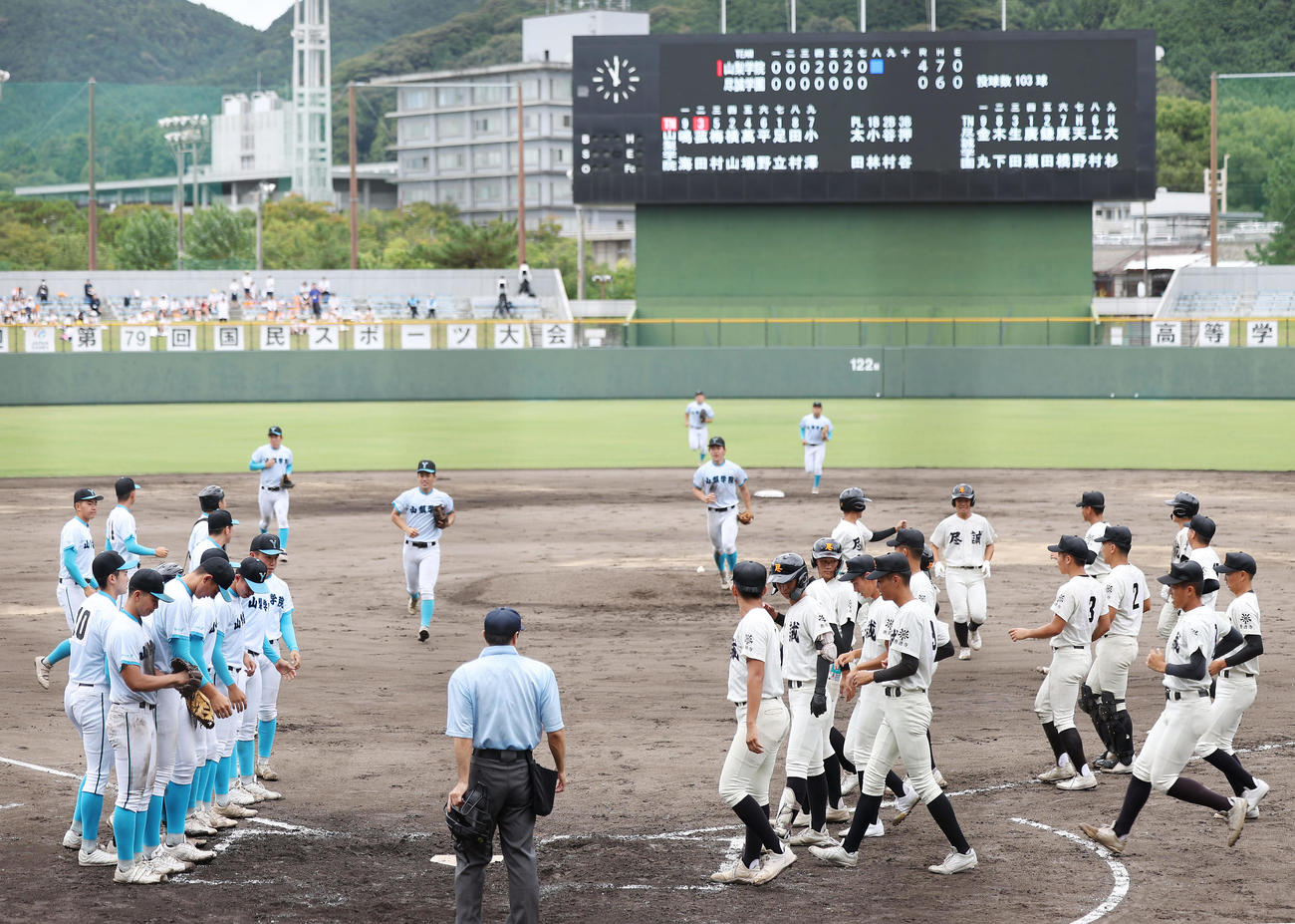 山梨学院対尽誠学園　山梨学院（左）が勝利し、整列に向かう両チームの選手たち（撮影・前田充）
