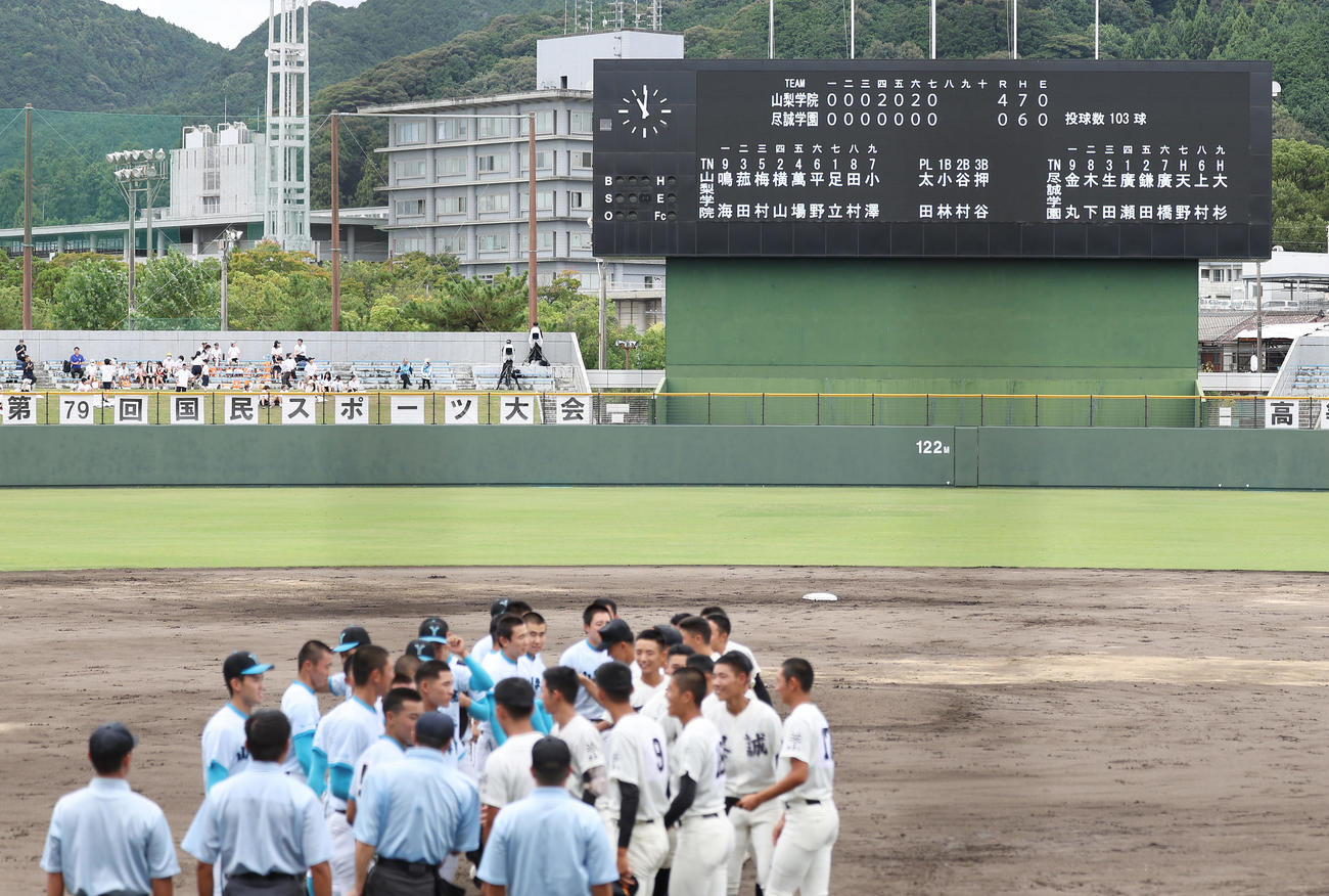 山梨学院対尽誠学園　7イニング制の試合後、あいさつを交わす両チームの選手たち（撮影・前田充）