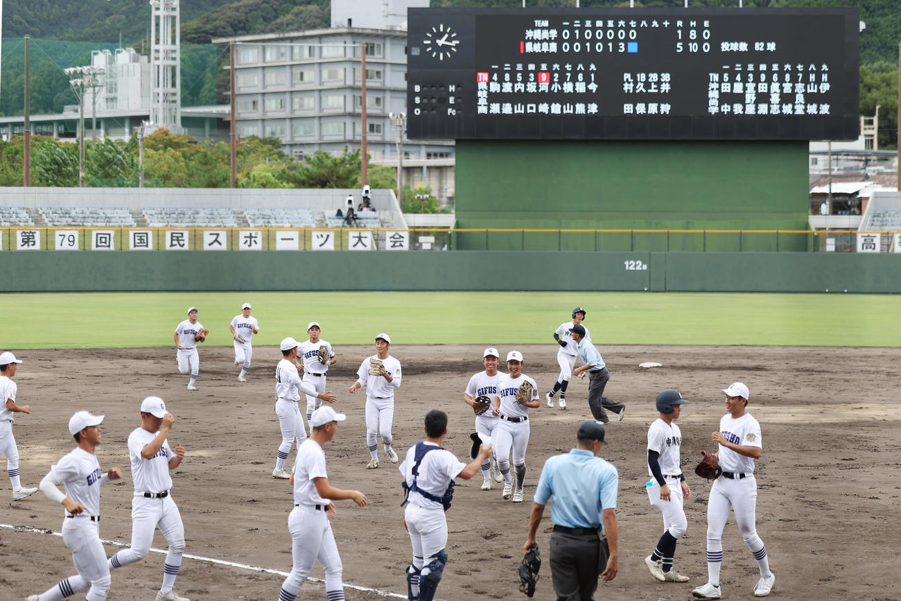 沖縄尚学対県岐阜商　沖縄尚学に勝利した県岐阜商の選手たち（撮影・前田充）