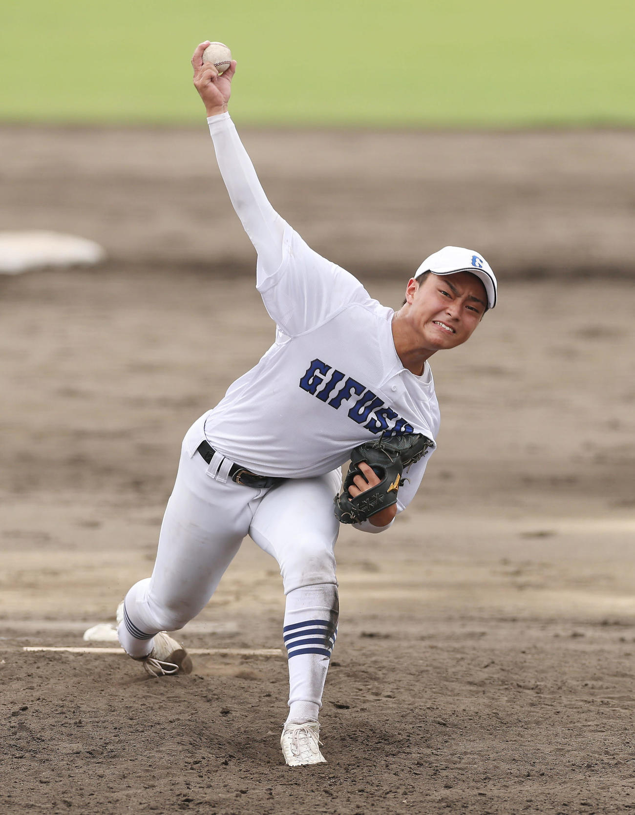 沖縄尚学対県岐阜商　力投する県岐阜商先発の柴田（撮影・前田充）