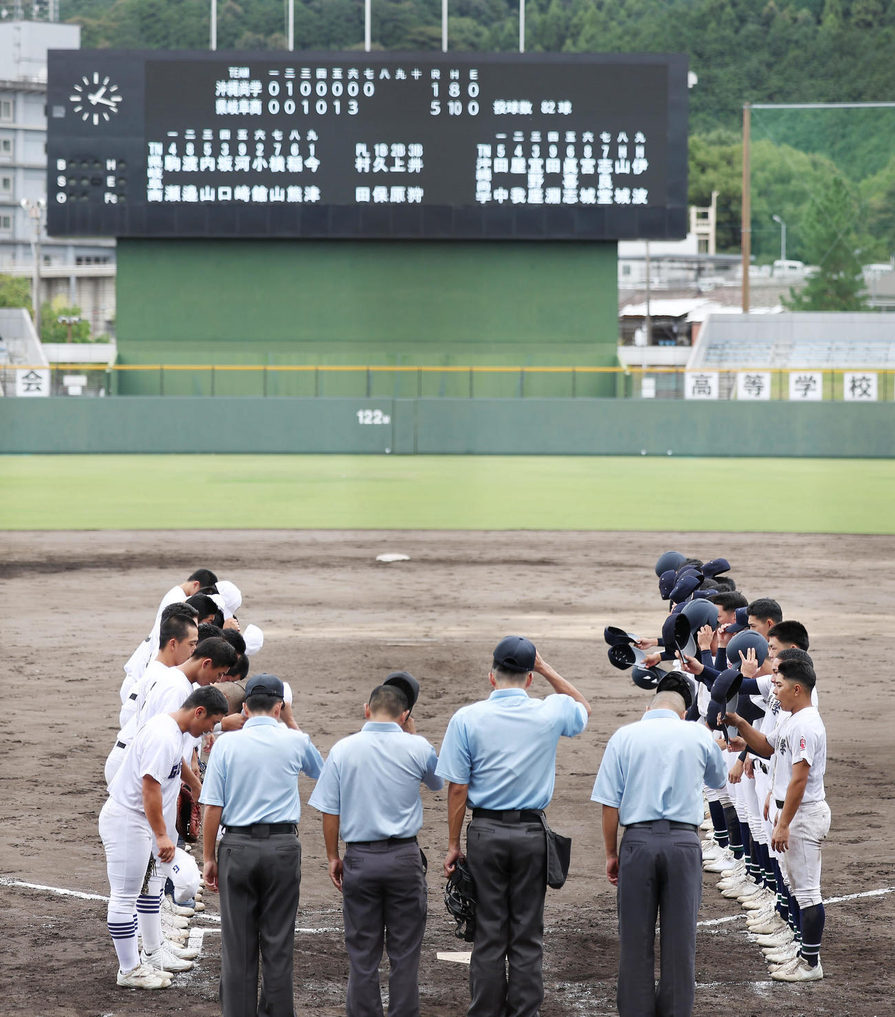県岐阜商対沖縄尚学　県岐阜商（左）が勝利し、あいさつを交わす両チームの選手たち（撮影・前田充）