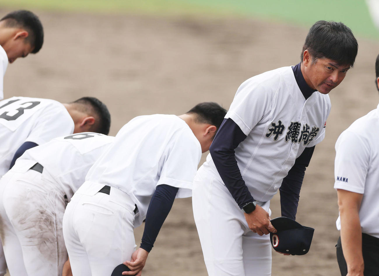 県岐阜商対沖縄尚学　県岐阜商に敗れ、あいさつする沖縄尚学・比嘉監督（右）ら（撮影・前田充）