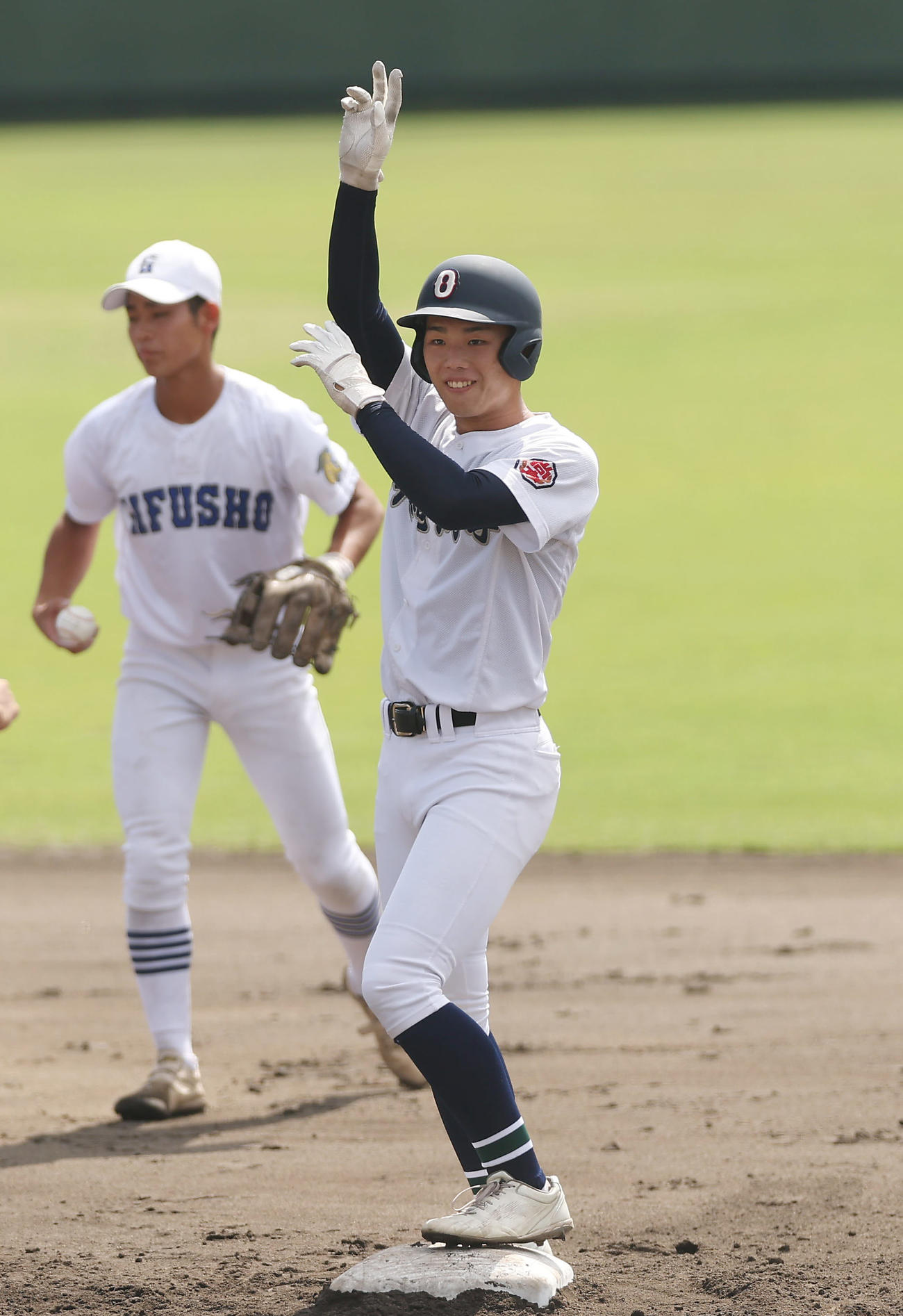 県岐阜商対沖縄尚学　3回表、中越え二塁打を放ちポーズをとる宜野座（撮影・前田充）