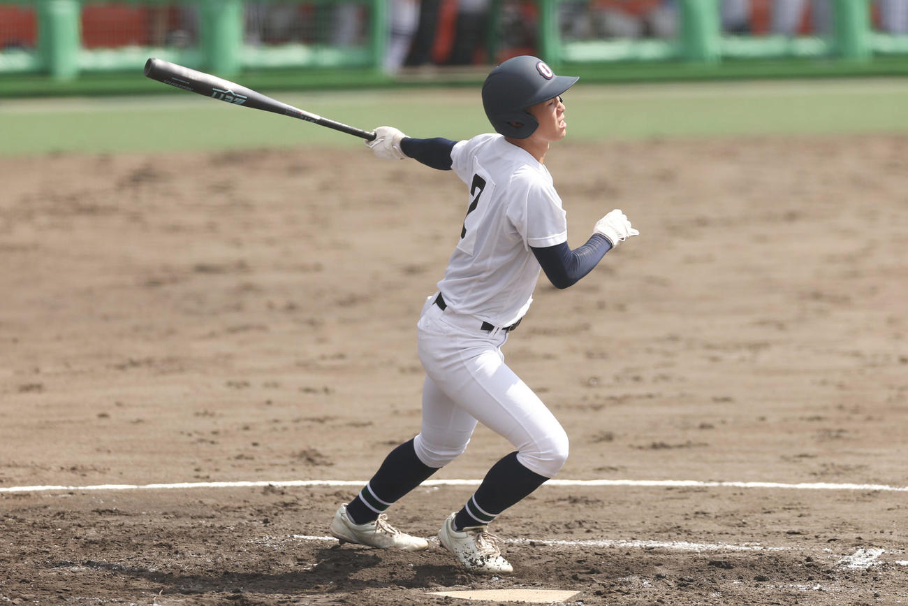 県岐阜商対沖縄尚学　3回表、中越え二塁打を放つ宜野座（撮影・前田充）