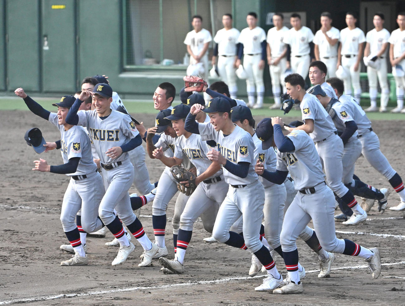 日大三対仙台育英　日大三に勝利しスタンドに駆け出す仙台育英ナイン（撮影・石井愛子）