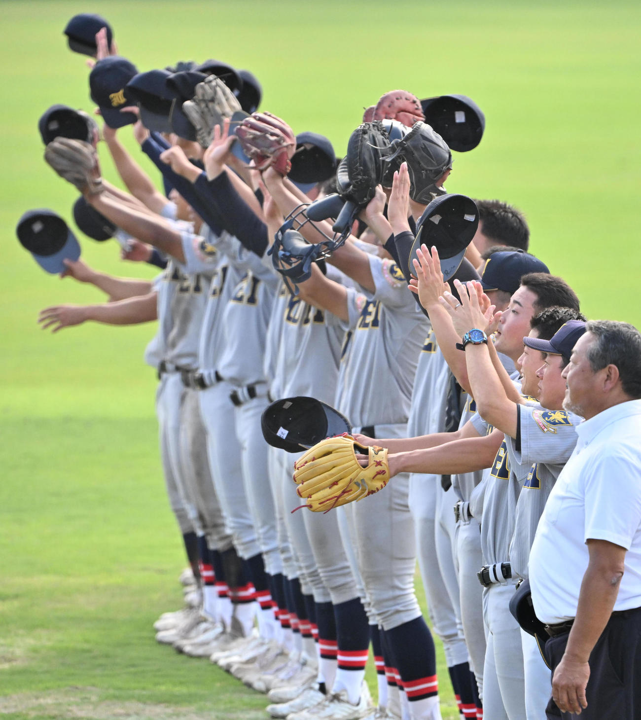 日大三対仙台育英　日大三に勝利しスタンドに手を振る仙台育英ナイン（撮影・石井愛子）