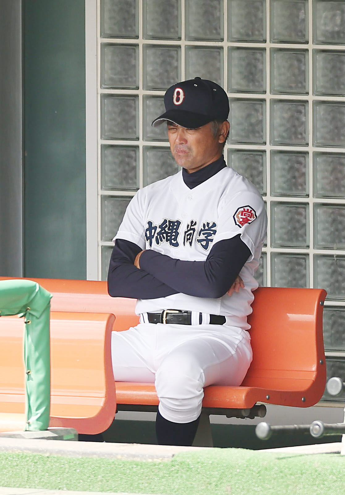 沖縄尚学対県岐阜商　戦況を見守る沖縄尚学・比嘉監督（撮影・前田充）