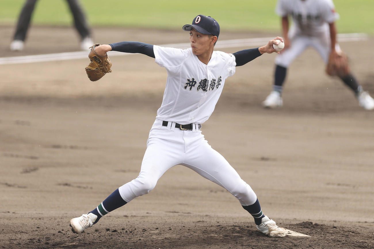 沖縄尚学対県岐阜商　力投する沖縄尚学先発の饒平名（撮影・前田充）
