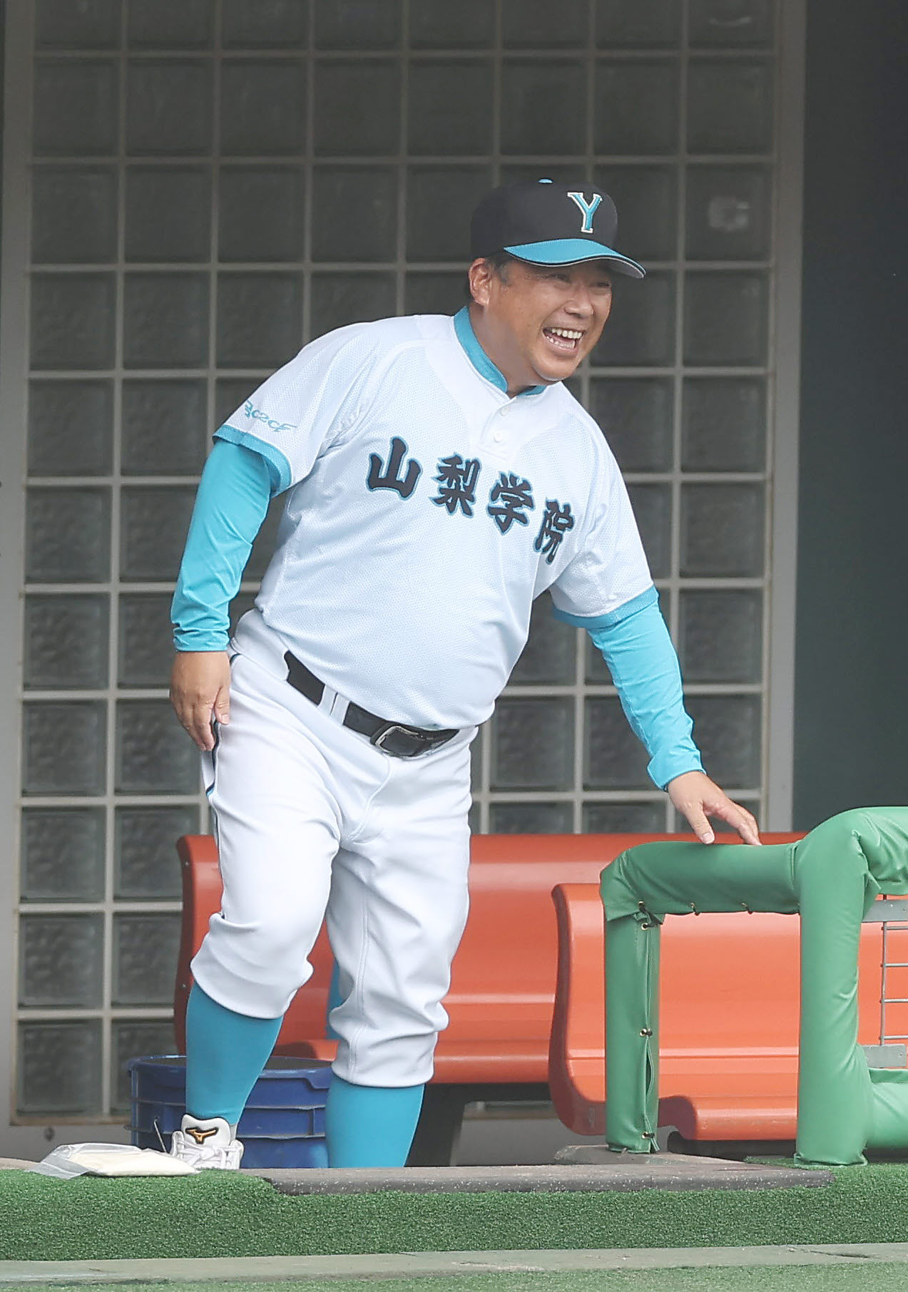 山梨学院対尽誠学園　試合中、笑顔を見せる山梨学院・吉田監督（撮影・前田充）