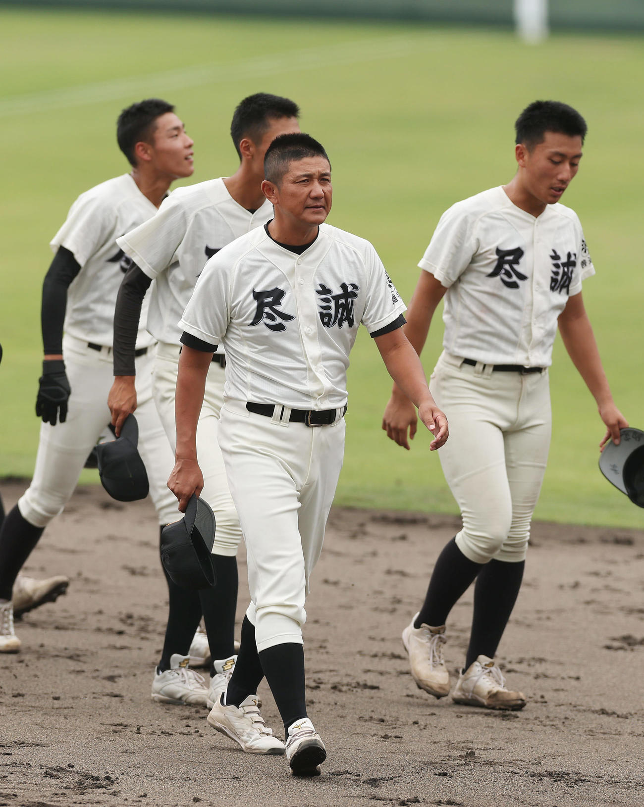 山梨学院対尽誠学園　山梨学院に敗れ、引き揚げる西村監督（中央）と尽誠学園の選手たち（撮影・前田充）