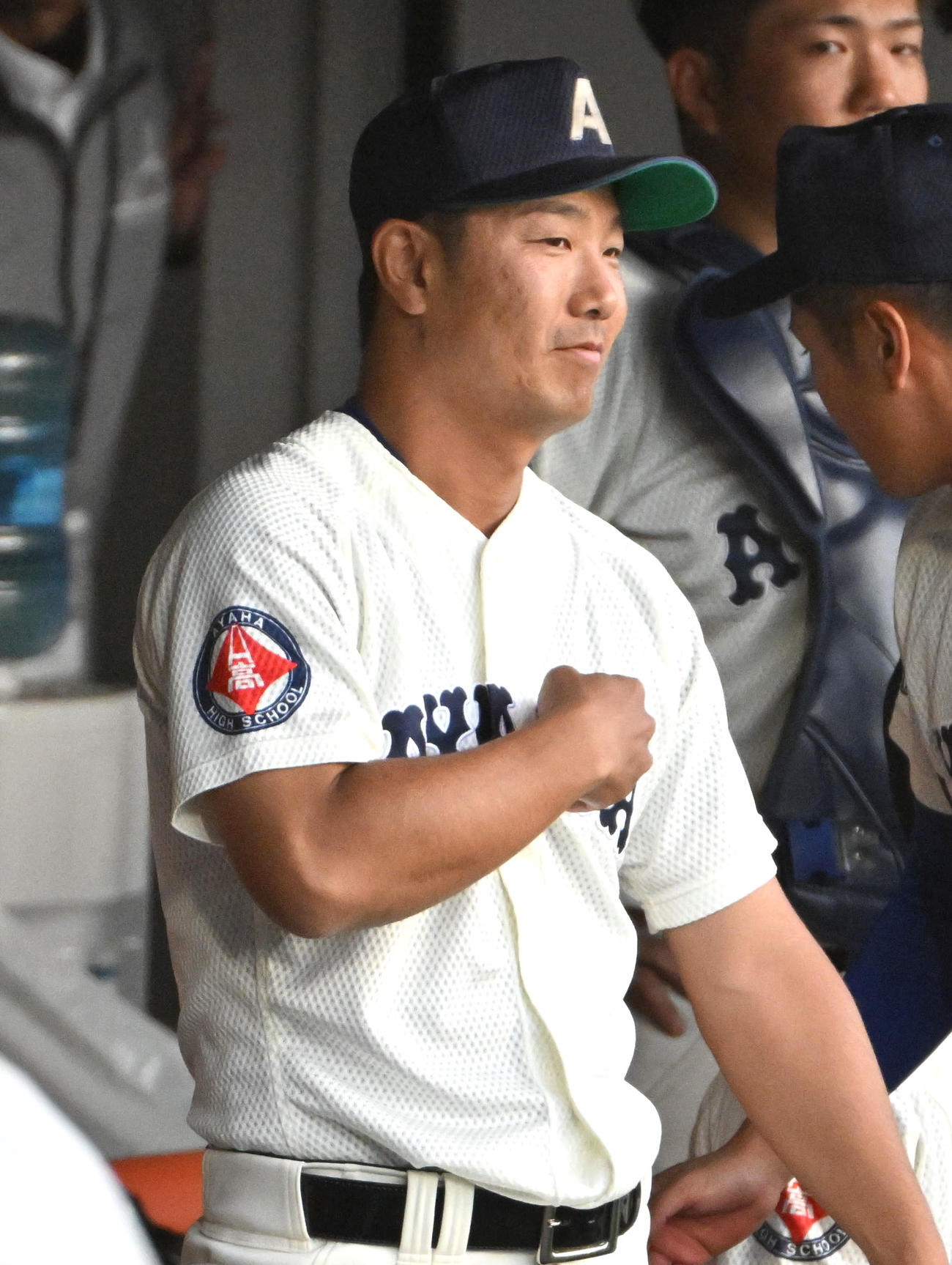 高川学園対綾羽　選手にサインを出す綾羽の千代純平監督（撮影・石井愛子）