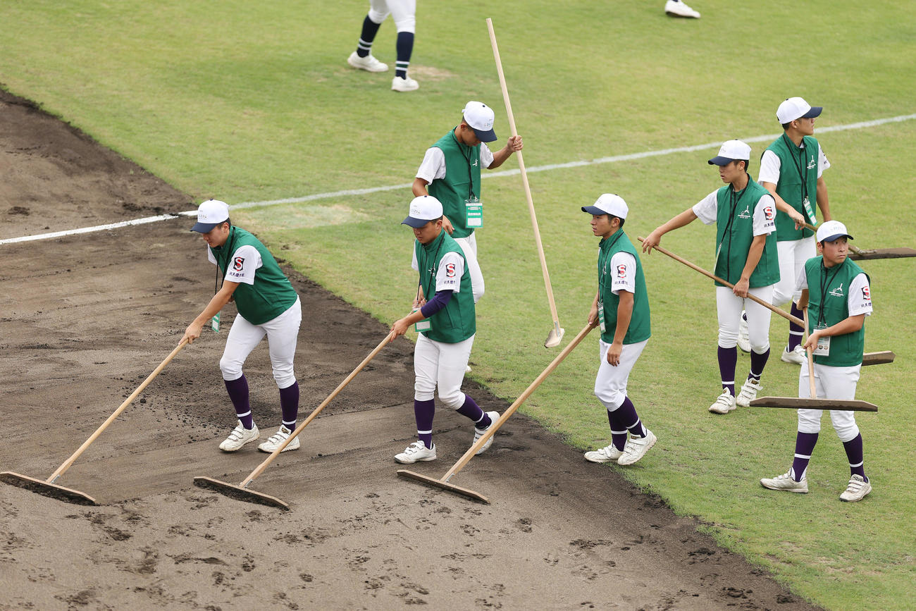 山梨学院対尽誠学園　グラウンド整備を行う滋賀短大付の選手たち（撮影・前田充）