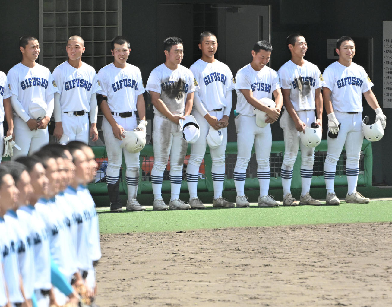県岐阜商対山梨学院　山梨学院に負け肩を落とす県岐阜商ナイン（撮影・石井愛子）