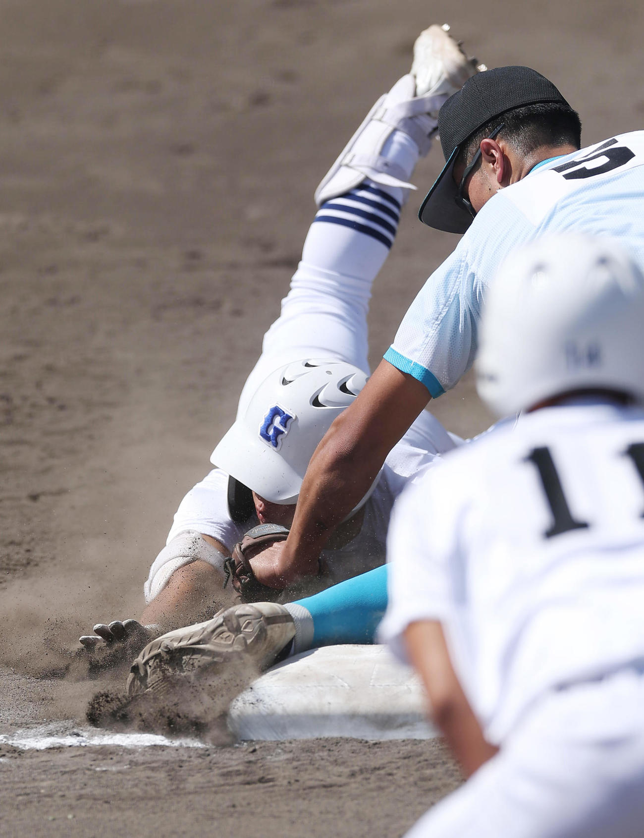 山梨学院対県岐阜商　7回裏、右中間へ2点適時二塁打を放ち、三塁を狙うもアウトになる県岐阜商・横山（撮影・前田充）