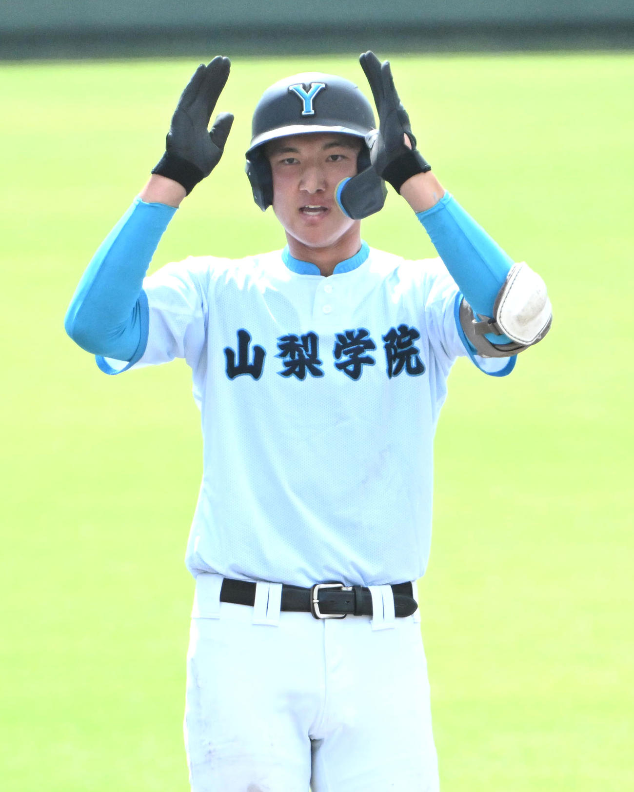 県岐阜商対山梨学院　5回表山梨学院2死二塁、菰田陽生は右適時打を放つ（撮影・石井愛子）