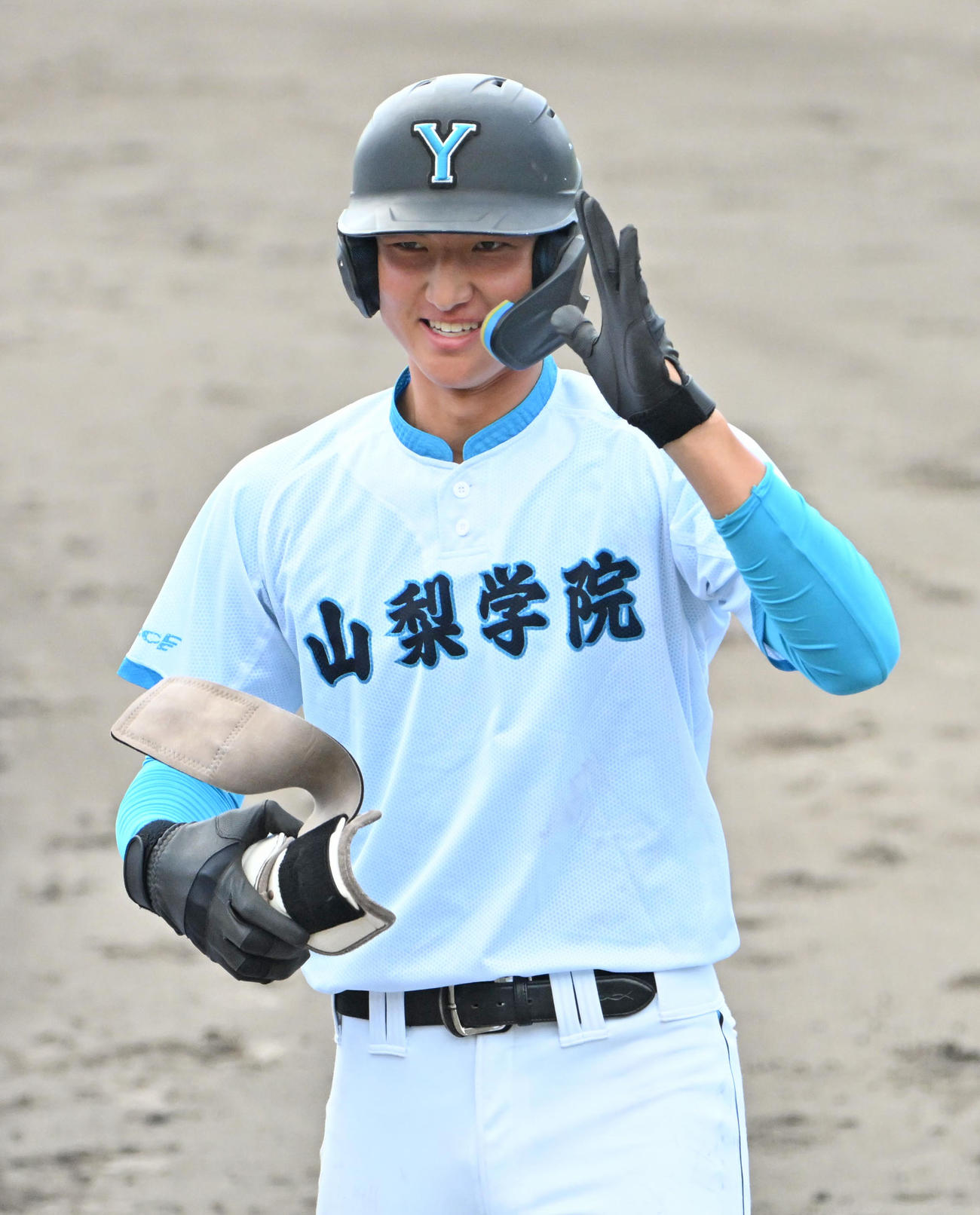 県岐阜商対山梨学院　3回表山梨学院2死三塁、菰田陽生は左適時打を放つ（撮影・石井愛子）