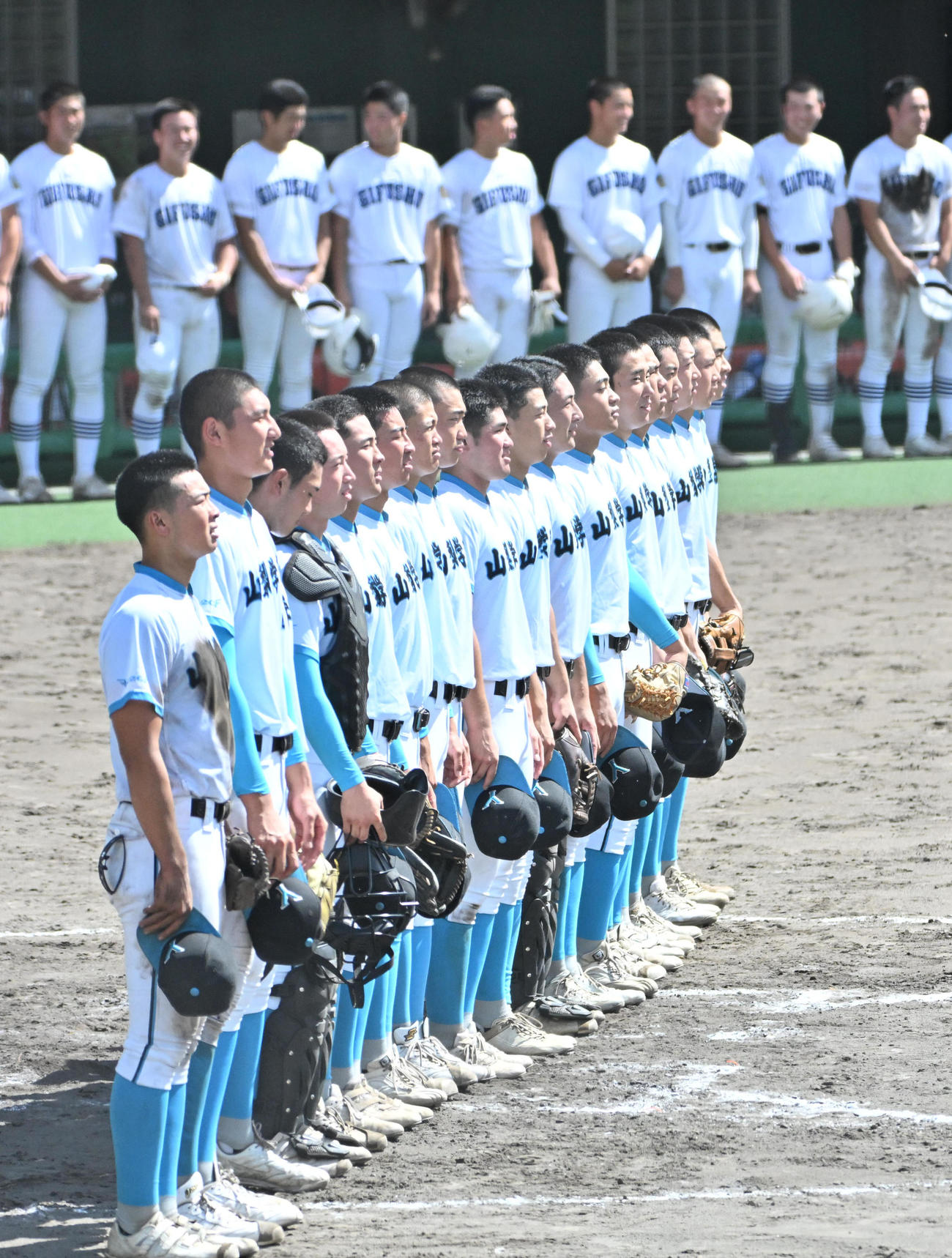 県岐阜商対山梨学院　県岐阜商に勝利し校歌を歌う山梨学院ナイン（撮影・石井愛子）