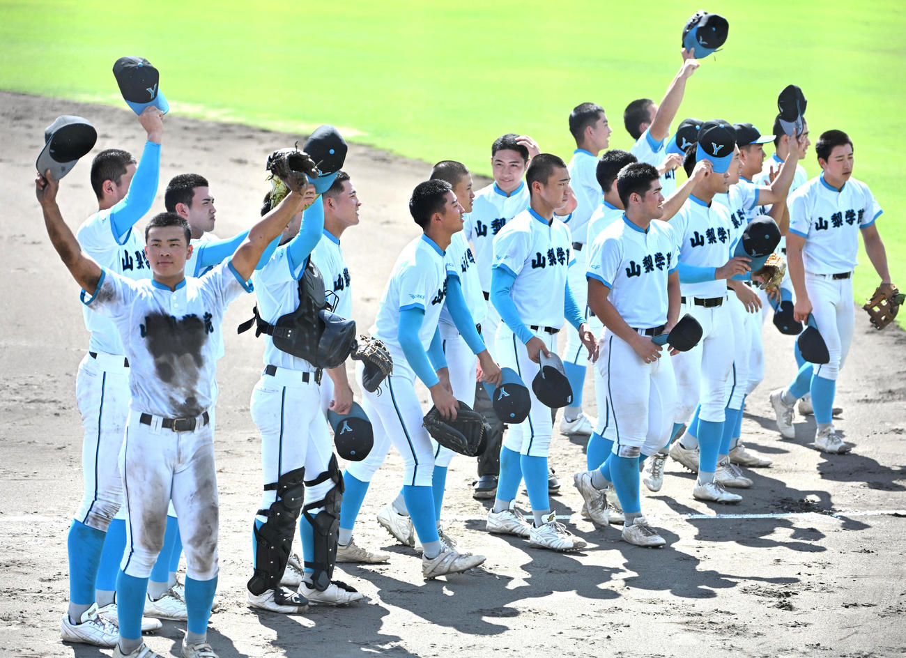 県岐阜商対山梨学院　県岐阜商に勝利しスタンドにあいさつをする山梨学院ナイン（撮影・石井愛子）