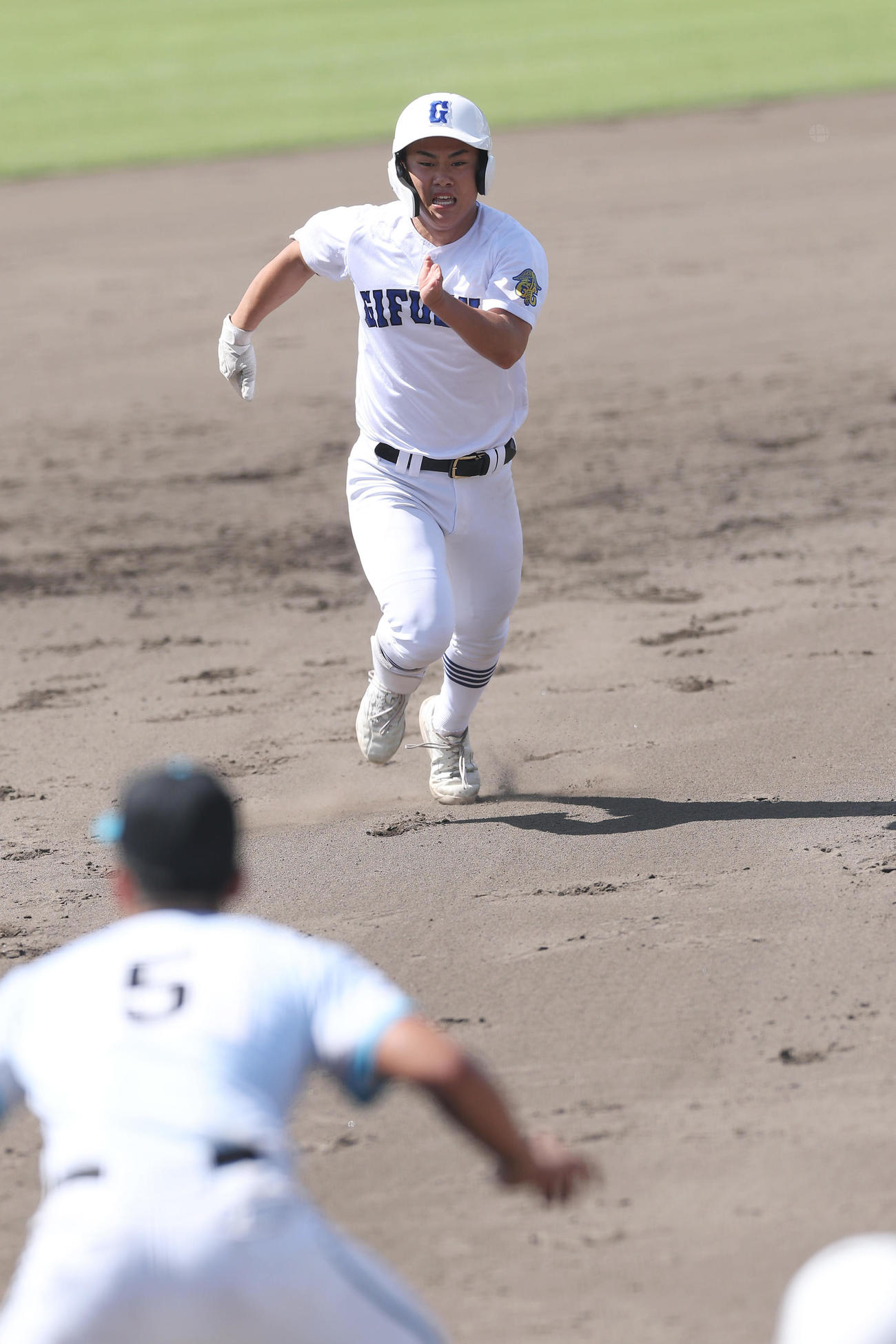 山梨学院対県岐阜商　7回裏、右中間へ2点適時二塁打を放ち、三塁を狙う県岐阜商・横山（撮影・前田充）