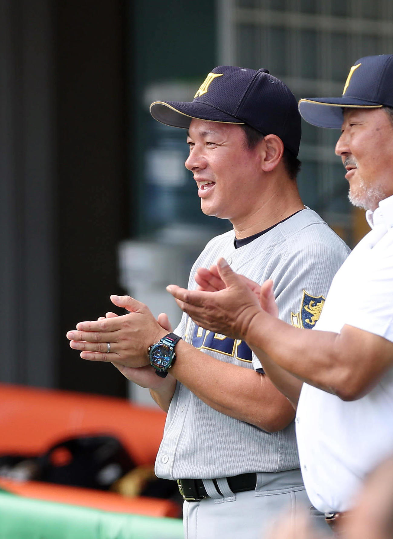 高川学園対仙台育英　試合後、3位の表彰を受ける選手らに拍手を送る仙台育英・須江監督（左）（2025年9月30日）