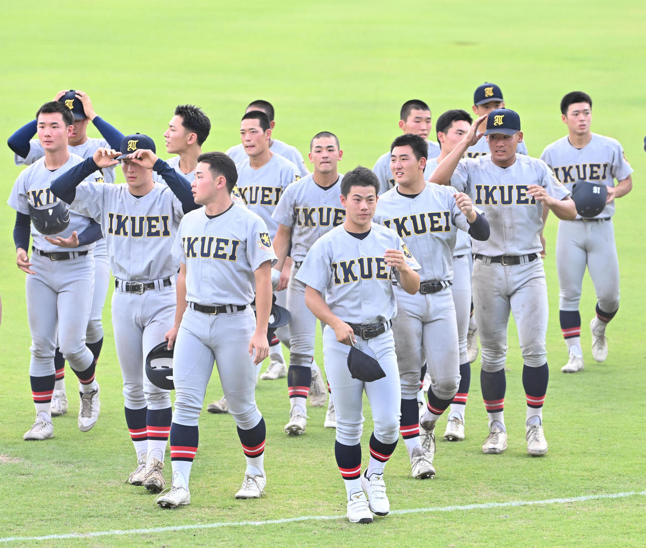 仙台育英対高川学園　高川学園に負け肩を落とす仙台育英ナイン（2025年9月30日）