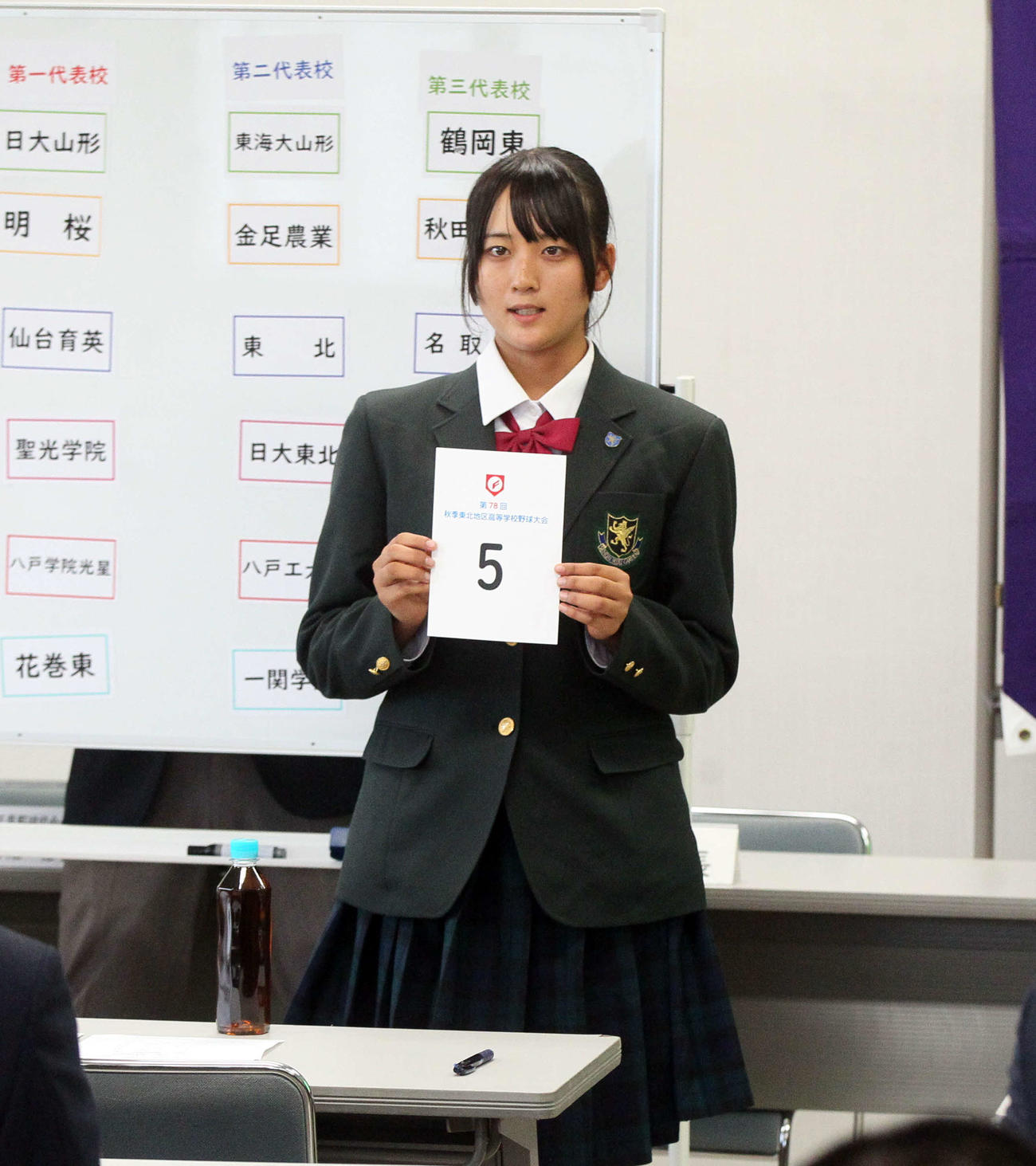 くじを引く仙台育英・星マネジャー兼学生コーチ（撮影・高橋香奈）