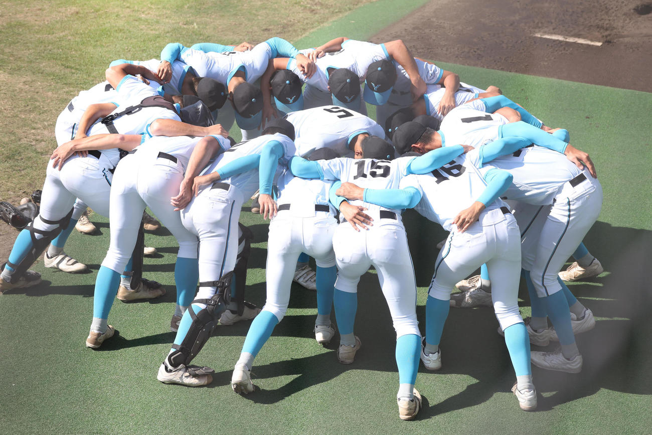 高川学園対山梨学院　試合前に円陣を組んで気合いを入れる山梨学院ナイン（撮影・白石智彦）