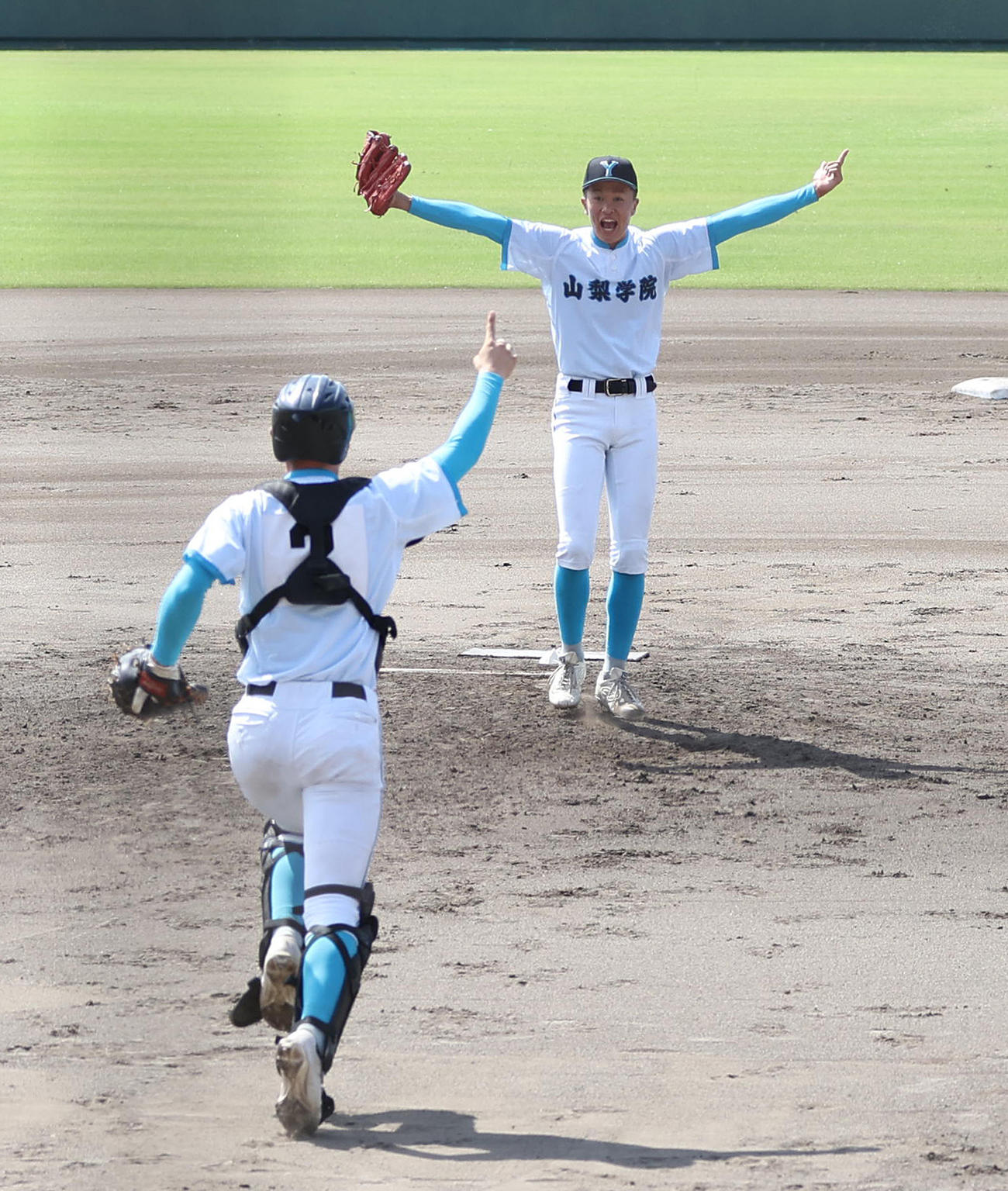 高川学園対山梨学院　国スポ初優勝を決めて喜びを爆発させる檜垣（右）と横山（撮影・白石智彦）
