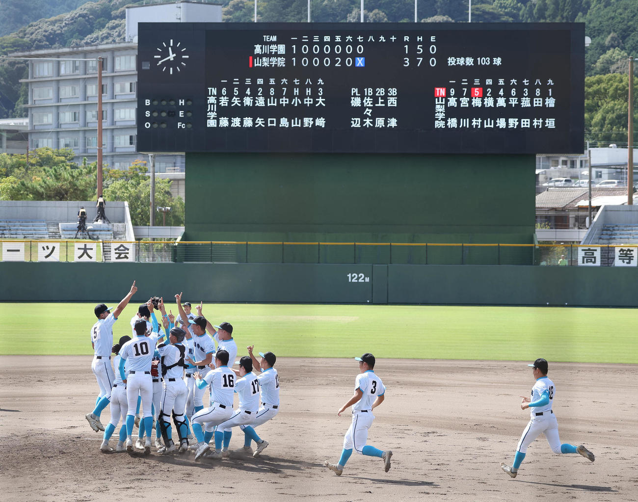 高川学園対山梨学院　国スポ初優勝を決めて喜びを爆発させる山梨学院ナイン（撮影・白石智彦）
