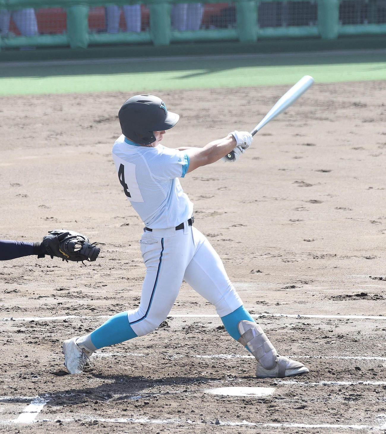 高川学園対山梨学院　1回裏山梨学院2死一、三塁、萬場は同点となる左越え適時二塁打を放つ（撮影・白石智彦）