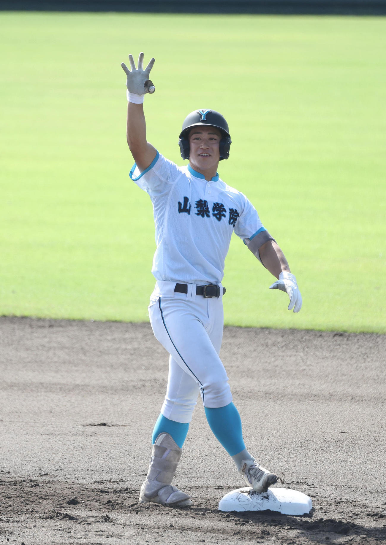 高川学園対山梨学院　1回裏山梨学院2死一、三塁、萬場は同点となる左越え適時二塁打を放ちベンチに向かってポーズを決める（撮影・白石智彦）