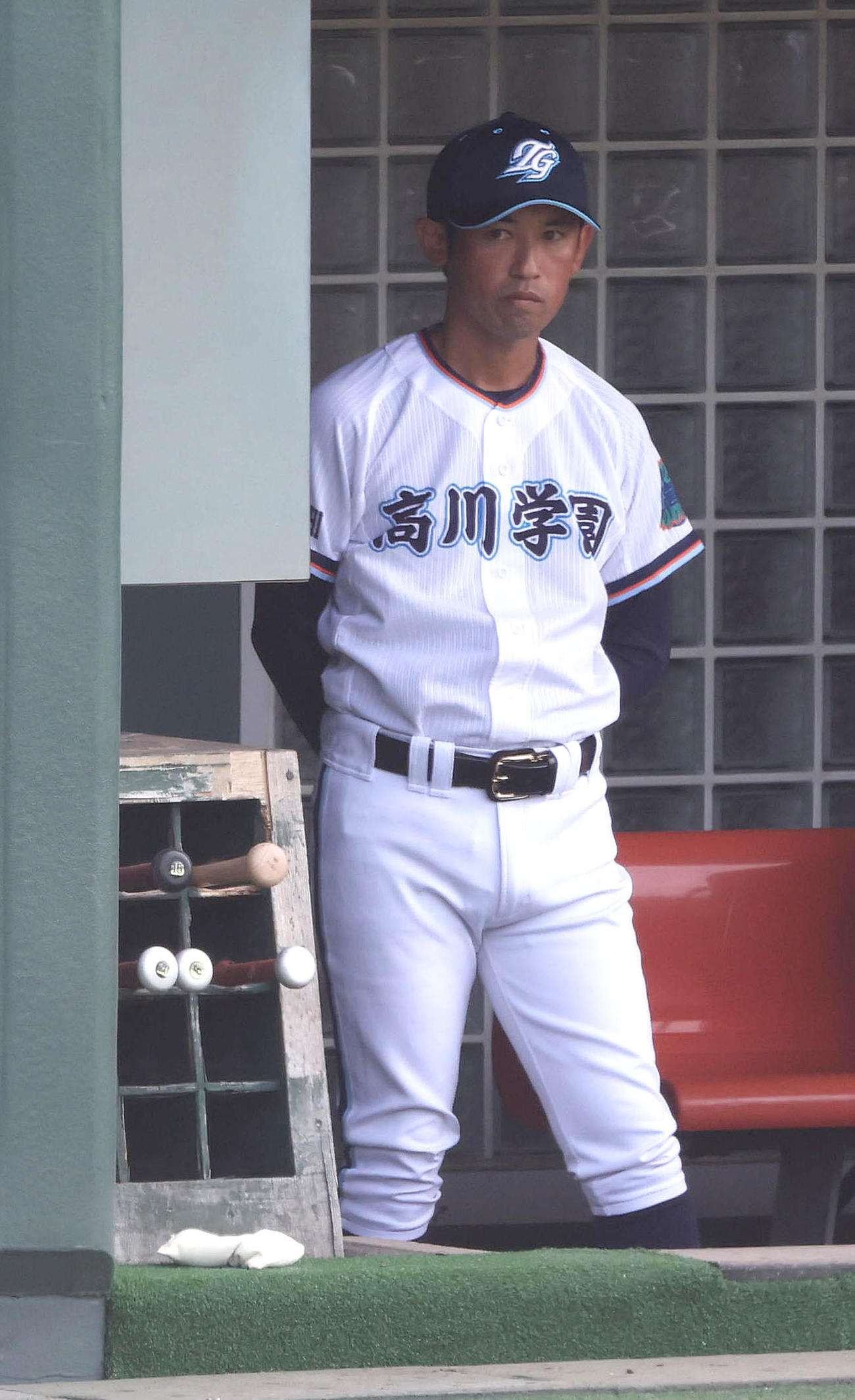 高川学園対山梨学院　戦況を見守る高川学園・松本監督（撮影・白石智彦）