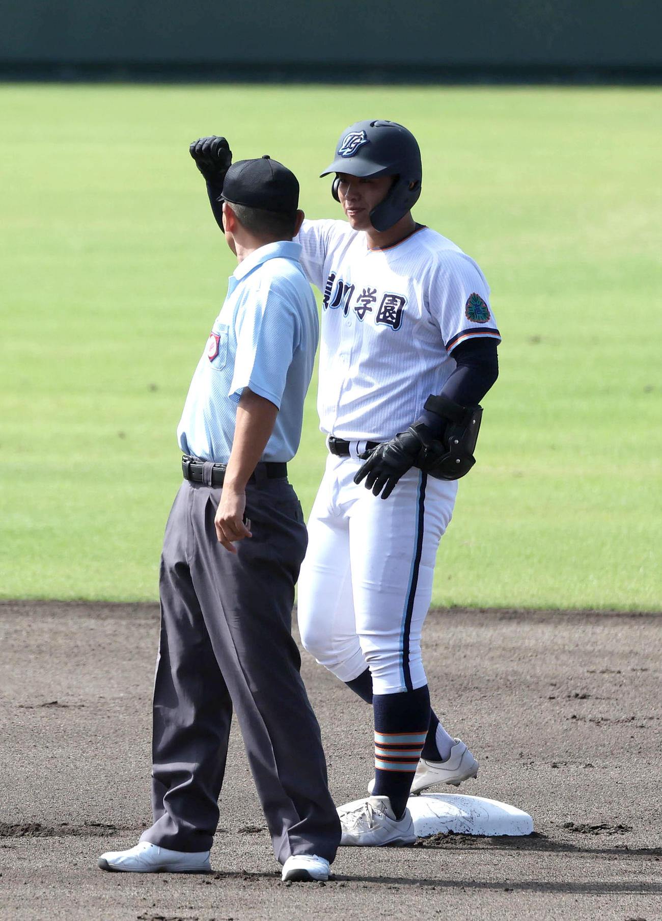 高川学園対山梨学院　1回表高川学園2死一塁、遠矢は先制の右越え適時二塁打を放ちガッツポーズを見せる（撮影・白石智彦）