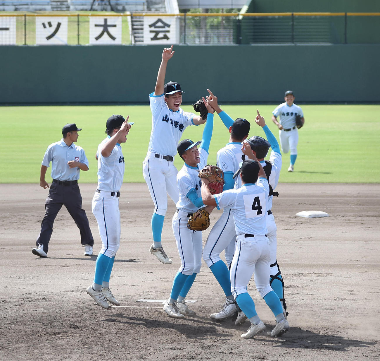 高川学園対山梨学院　国スポ初優勝を決めて喜びを爆発させる山梨学院ナイン（撮影・白石智彦）