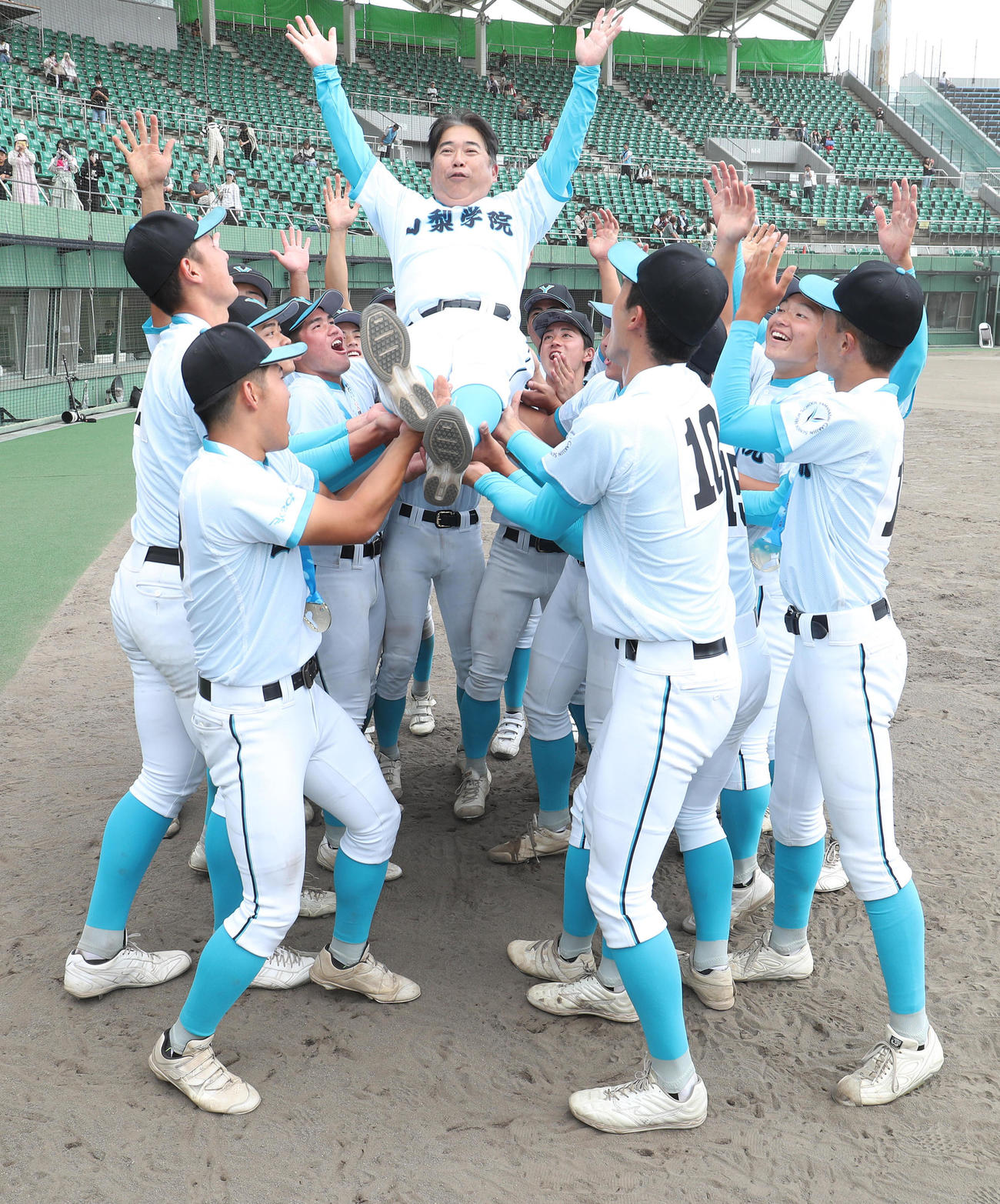 高川学園対山梨学院　ナインに胴上げされる山梨学院・吉田監督（撮影・白石智彦）