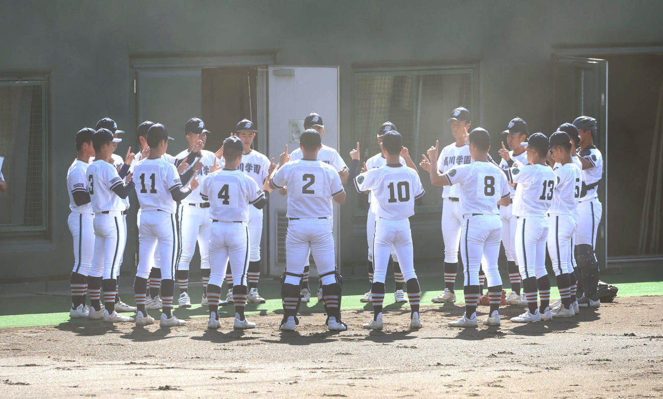 高川学園対山梨学院　試合前に円陣を組んで精神統一する高川学園ナイン（撮影・白石智彦）