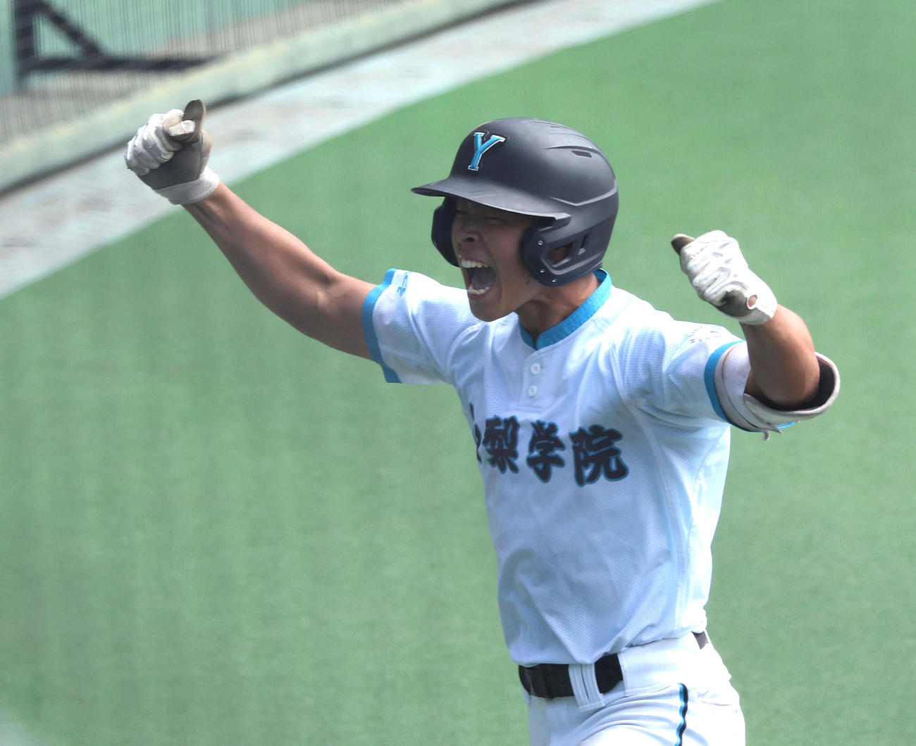 高川学園対山梨学院　5回裏山梨学院無死、梅村は左越え本塁打を放ち雄叫びを上げながらガッツポーズ（撮影・白石智彦）