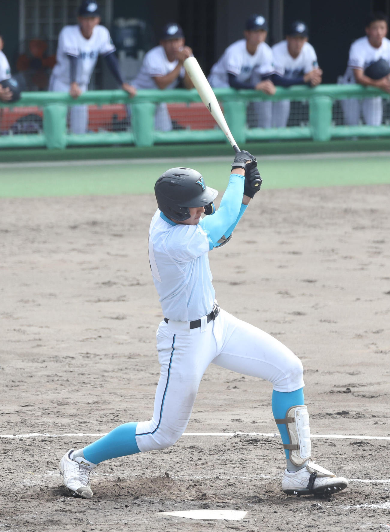 高川学園対山梨学院　4回裏山梨学院無死、菰田は左前打を放つ（撮影・白石智彦）